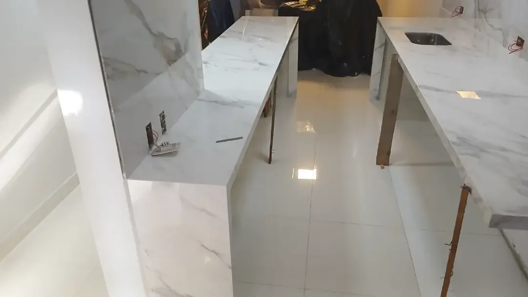 Bancada de cozinha em lâmina clara com veios cinza